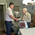 Поздравил контр-адмирала Евгения Андреевича Кобцева
