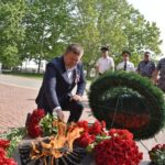 Возложил цветы к Вечному огню в День России