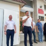 Поздравил с Днём знаний учеников 45 школы