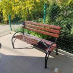 Установлена скамейка у социальной аптеки
